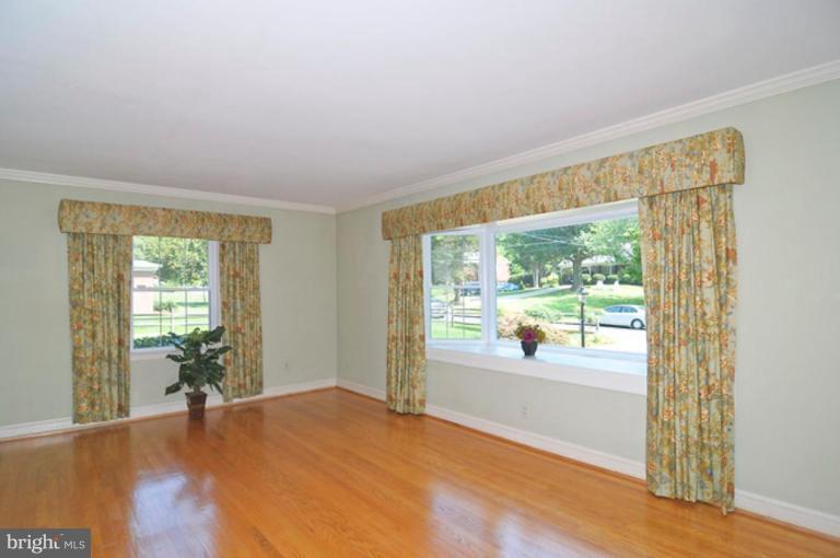 13200 Bregman Road Silver Spring, MD 20904 - Photo 3 of 28 Living Room