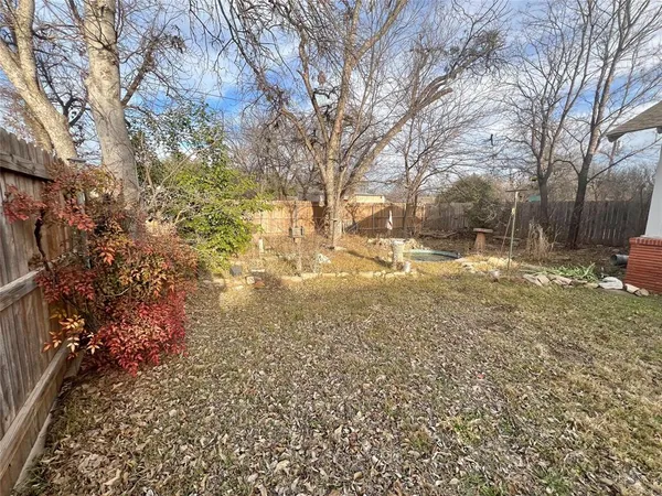 a view of yard with trees