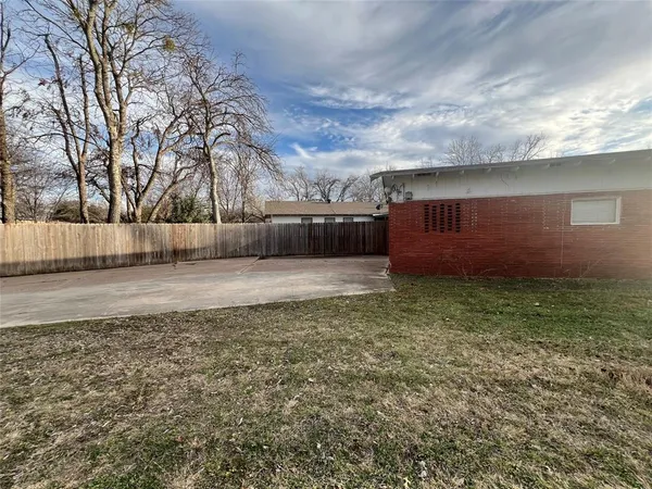 a view of a backyard