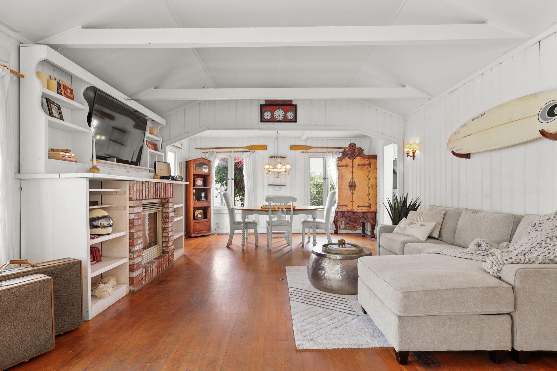 132 Santa Rosa Avenue Oxnard, CA 93035 - Photo 14 of 45 LivingRoom2