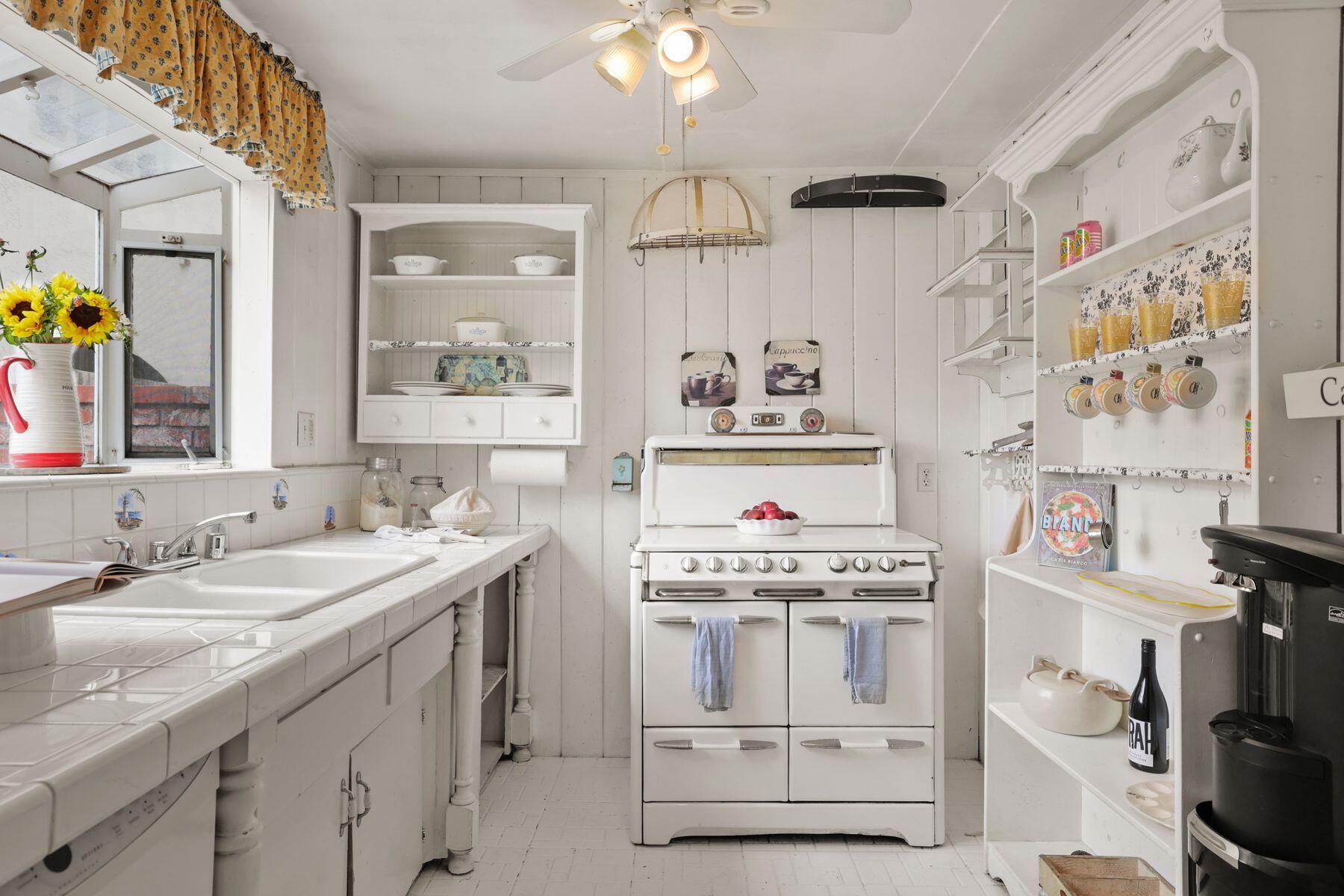 132 Santa Rosa Avenue Oxnard, CA 93035 - Photo 19 of 45 Kitchen1