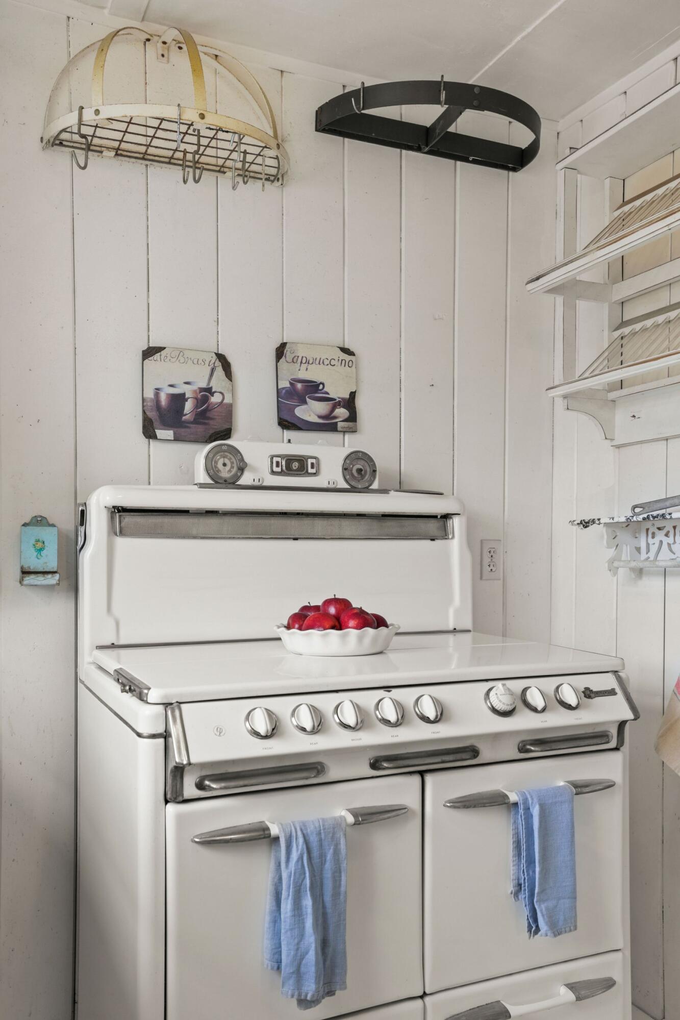 132 Santa Rosa Avenue Oxnard, CA 93035 - Photo 20 of 45 Kitchen3