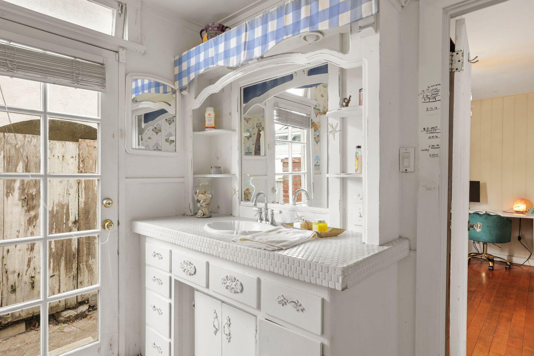 132 Santa Rosa Avenue Oxnard, CA 93035 - Photo 32 of 45 Bathroom2