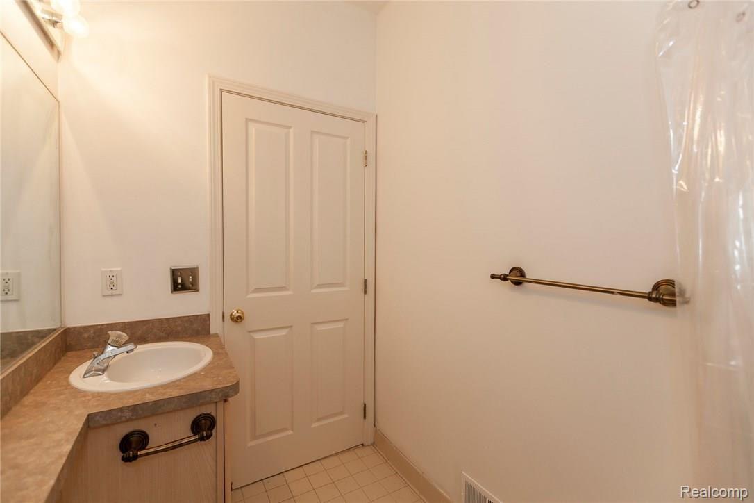 20352 Rodeo Court Southfield, MI 48075 - Photo 14 of 30 Bathroom