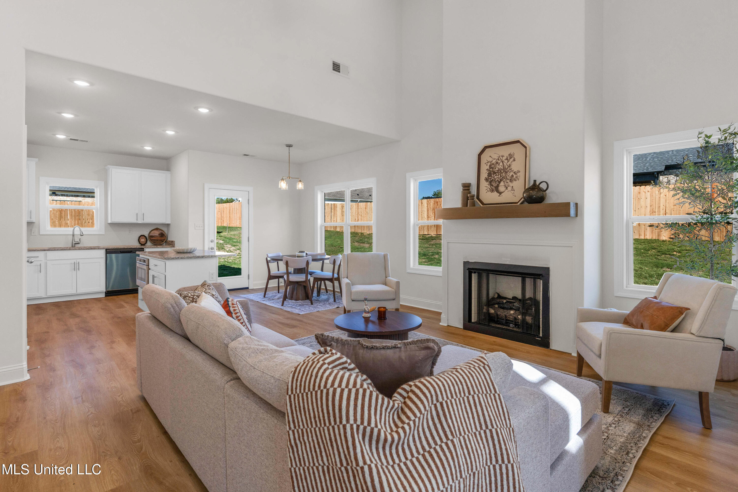 10254 March Mdws Way Olive Branch, MS 38654 - Photo 3 of 10 Living Room