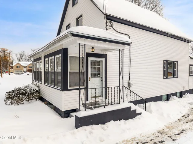 $339,999 | 10 Ferrara Avenue, Colonie, NY 12304