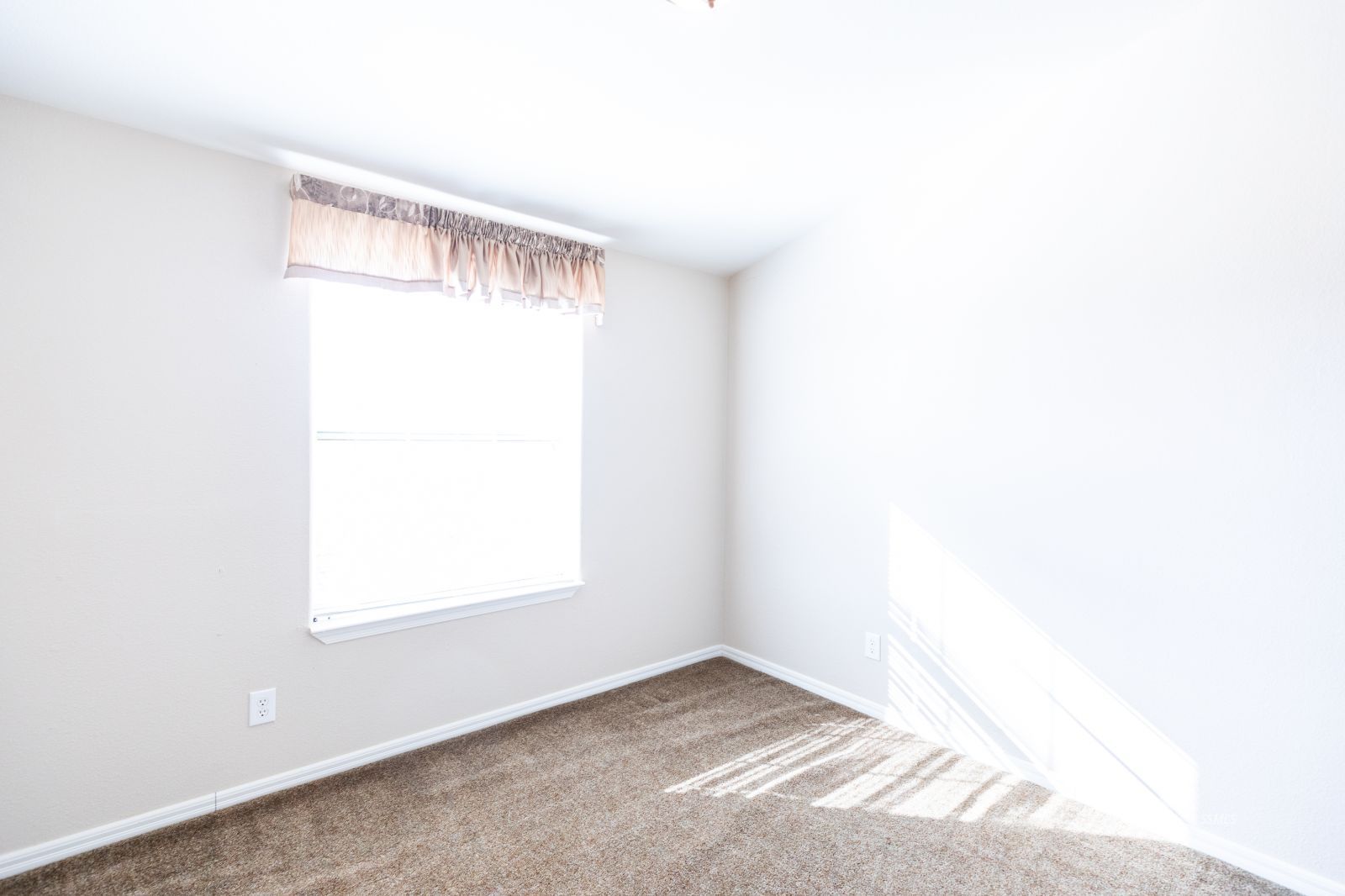 957 East Springer Avenue Ridgecrest, CA 93555 - Photo 16 of 31 a view of an empty room with a window