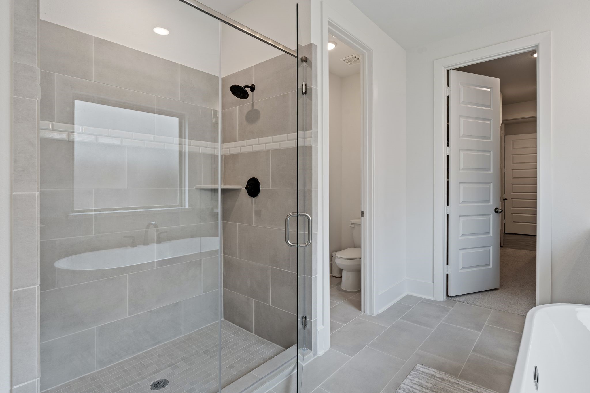 914 Sendero Trail Conroe, TX 77304 - Photo 21 of 47 Large walk-in shower with beautiful accent tile.