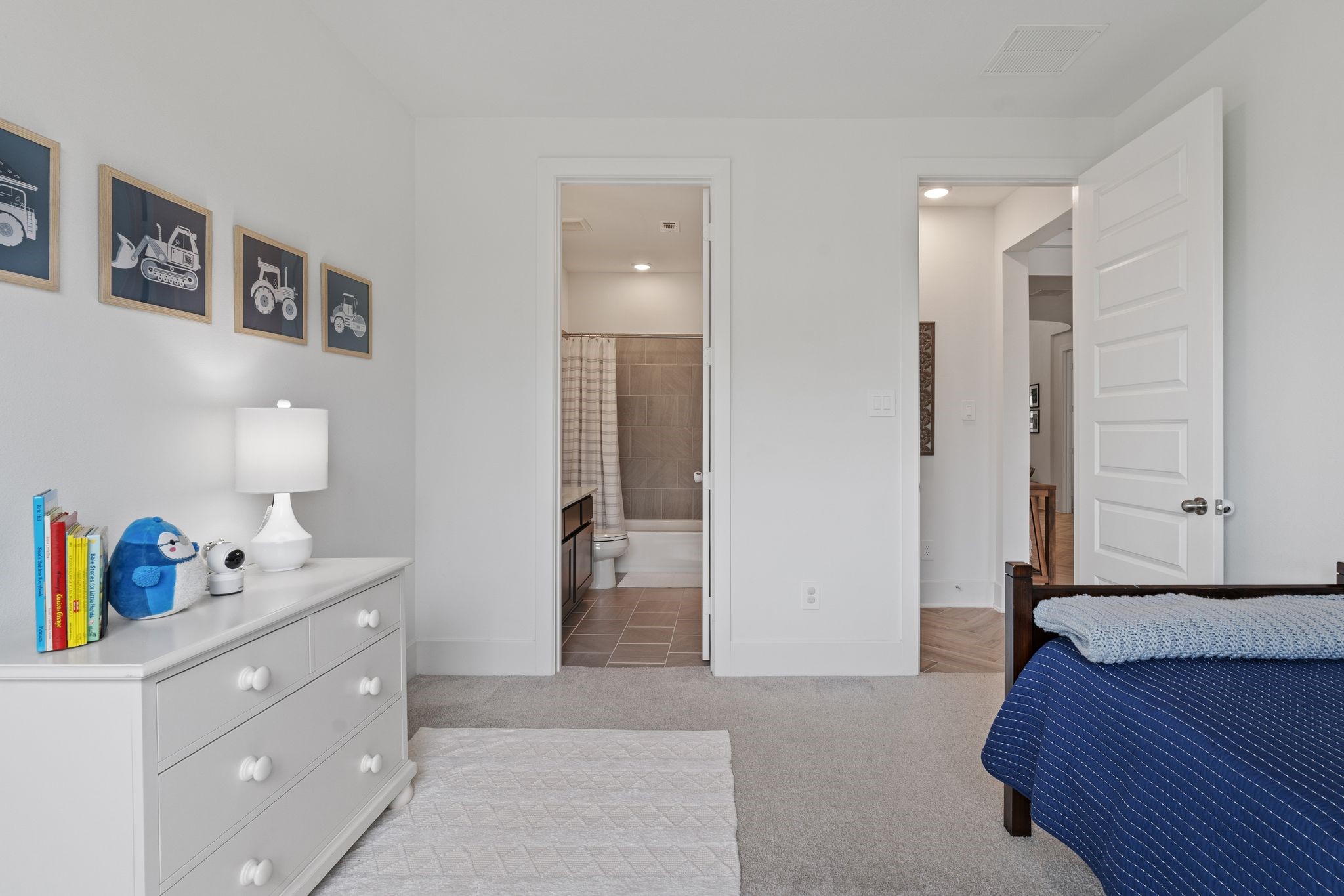 914 Sendero Trail Conroe, TX 77304 - Photo 26 of 47 Downstairs bedroom with full bath and walk-in closet.