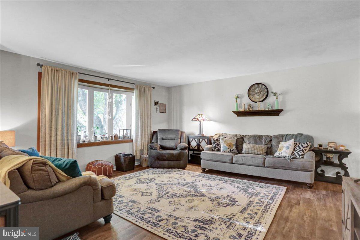 780 Ahrens Road Reading, PA 19606 - Photo 3 of 35 Living Room