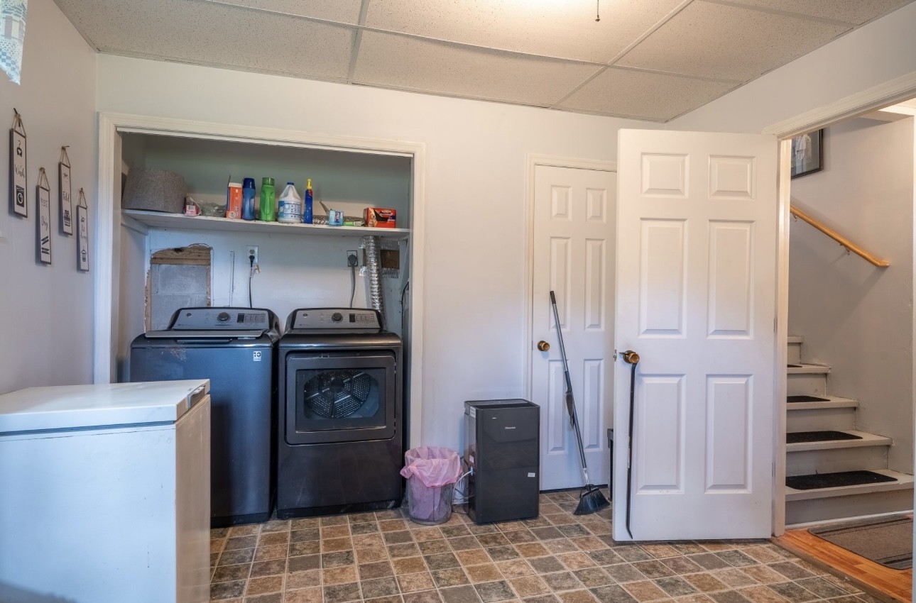 652 Old Florence Pulaski Road Leoma, TN 38468 - Photo 23 of 35 a kitchen with stainless steel appliances a refrigerator and a stove