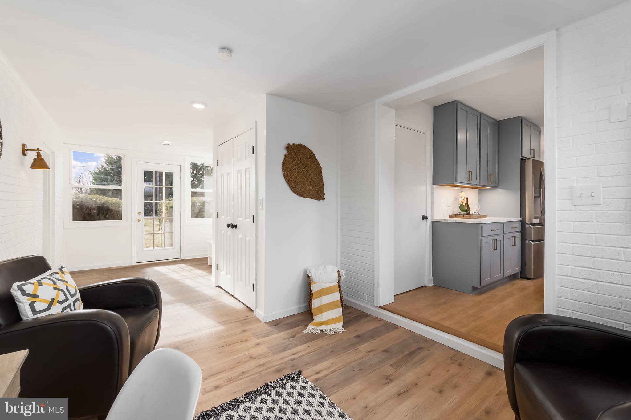 10319 Bethesda Church Road Damascus, MD 20872 - Photo 4 of 41 a living room with furniture