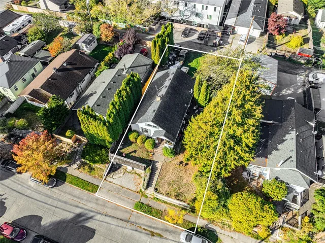 an aerial view of a yard