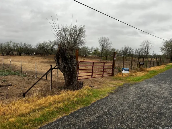 $199,000 | 1083 County Road 6610, Devine, TX 78016
