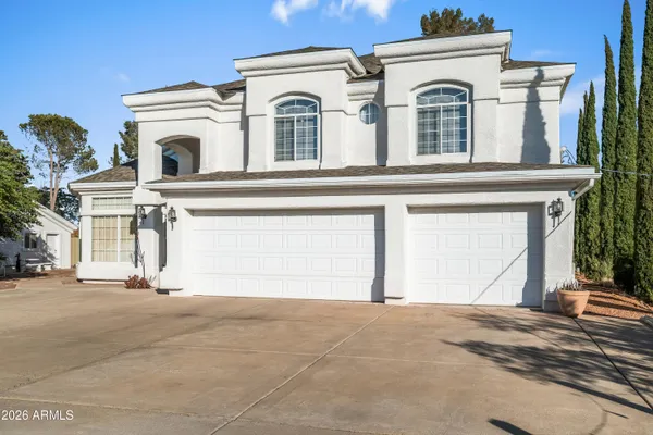 a view of a back yard
