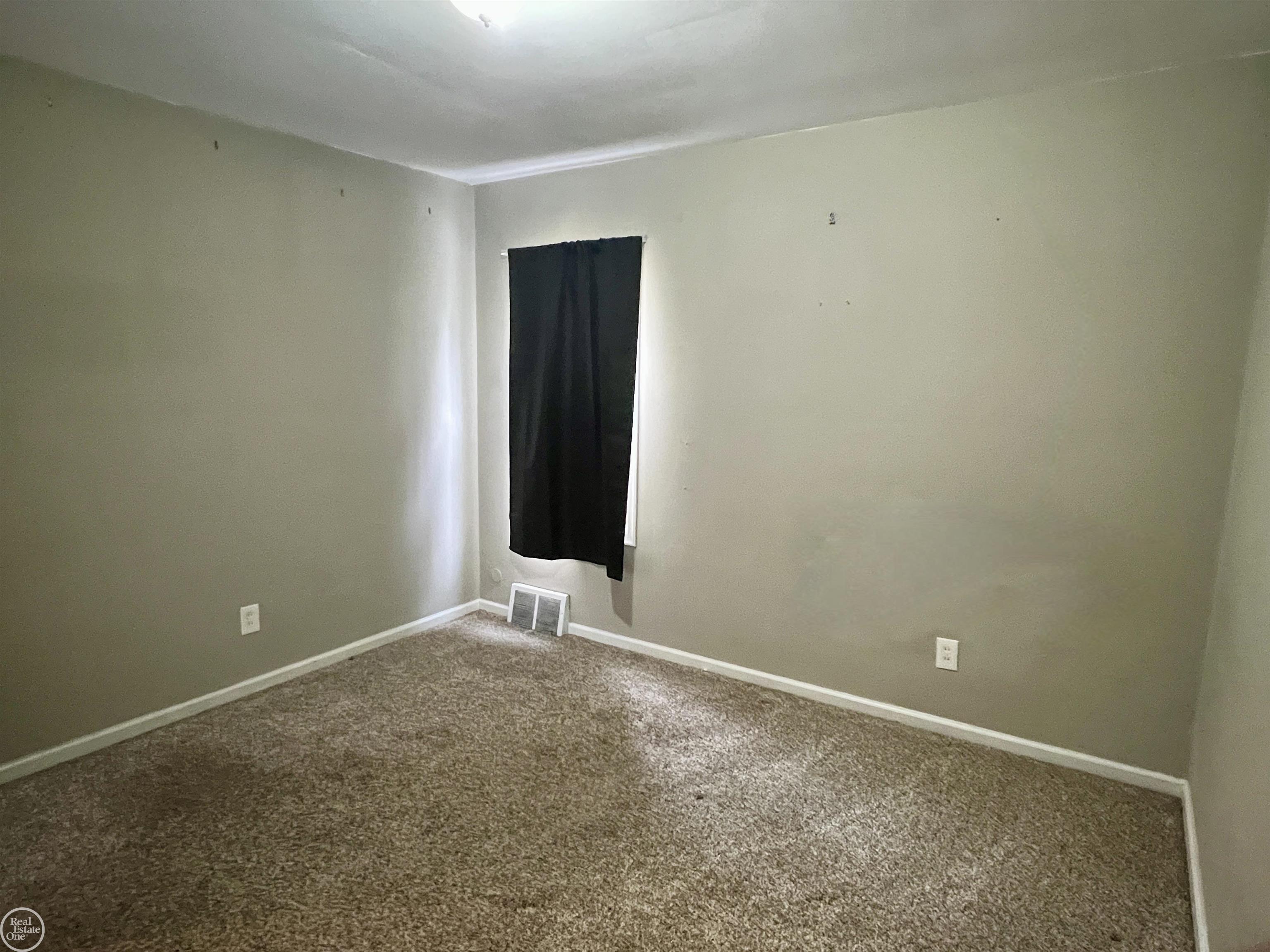 23015 Roxana Avenue Eastpointe, MI 48021 - Photo 13 of 37 50091719-12.JPG