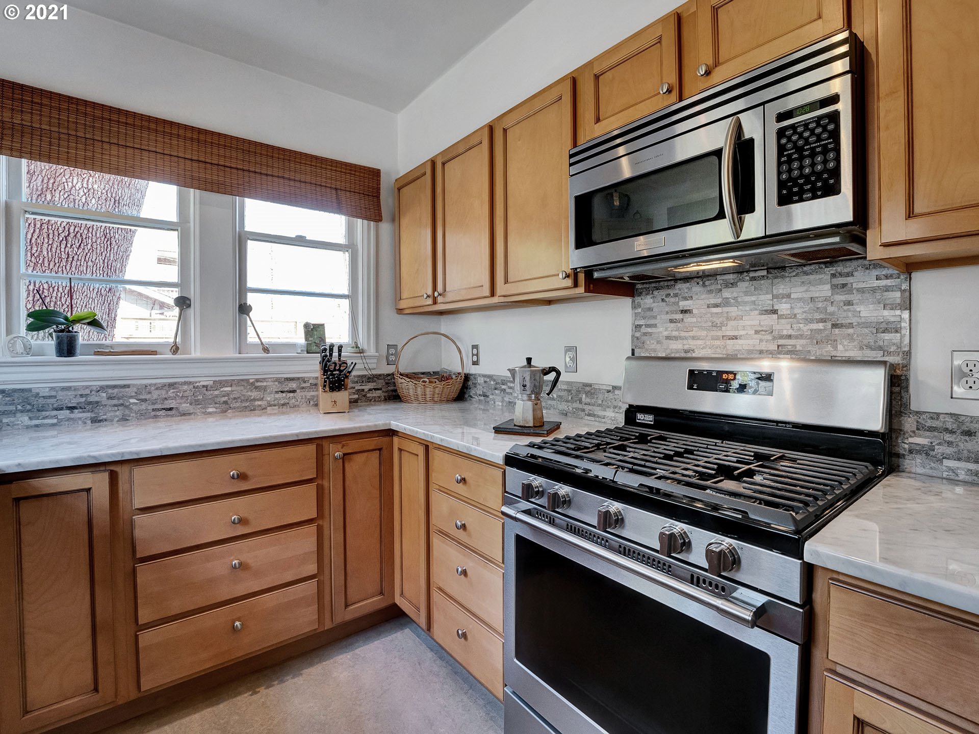 7555 Southwest View Point Terrace Portland, OR 97219 - Photo 11 of 31