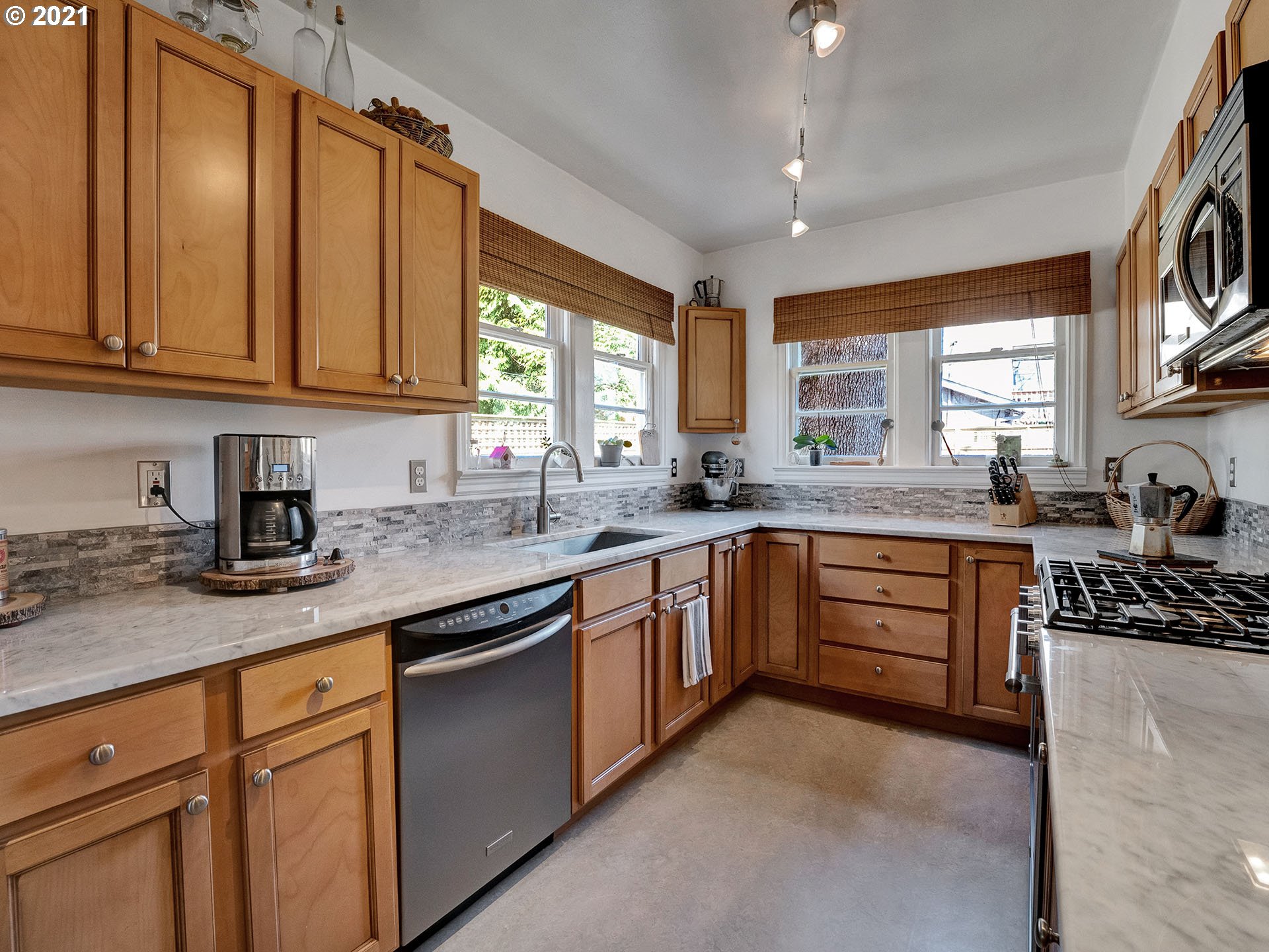 7555 Southwest View Point Terrace Portland, OR 97219 - Photo 12 of 31
