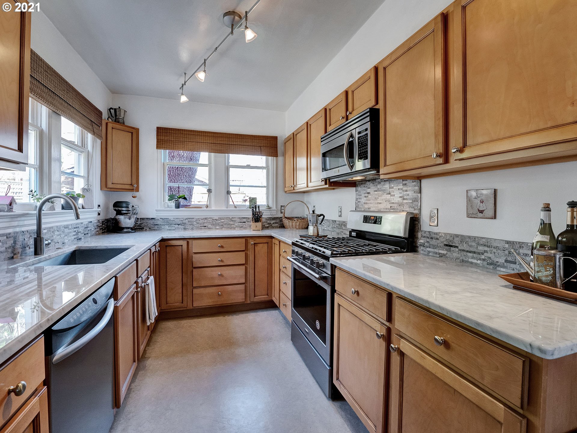 7555 Southwest View Point Terrace Portland, OR 97219 - Photo 10 of 31