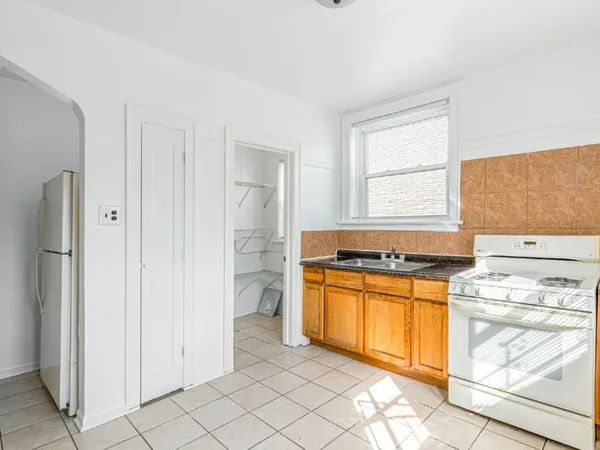 $1,600 | 8227 South Maryland Avenue, Unit 3S, Chicago, IL 60619