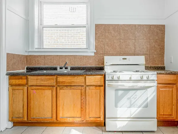 $1,600 | 8227 South Maryland Avenue, Unit 3S, Chicago, IL 60619