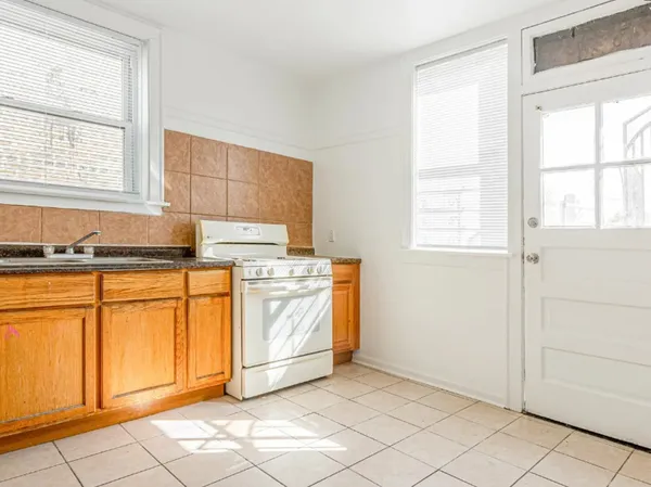 $1,600 | 8227 South Maryland Avenue, Unit 3S, Chicago, IL 60619