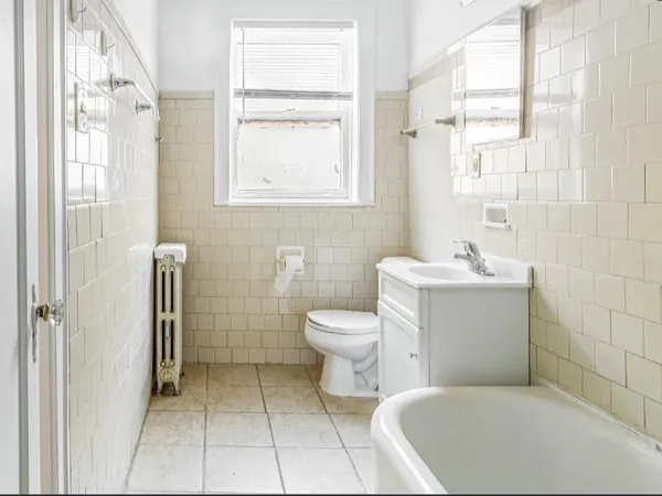 $1,600 | 8227 South Maryland Avenue, Unit 3S, Chicago, IL 60619