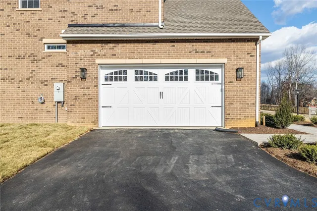 a view of a house with backyard