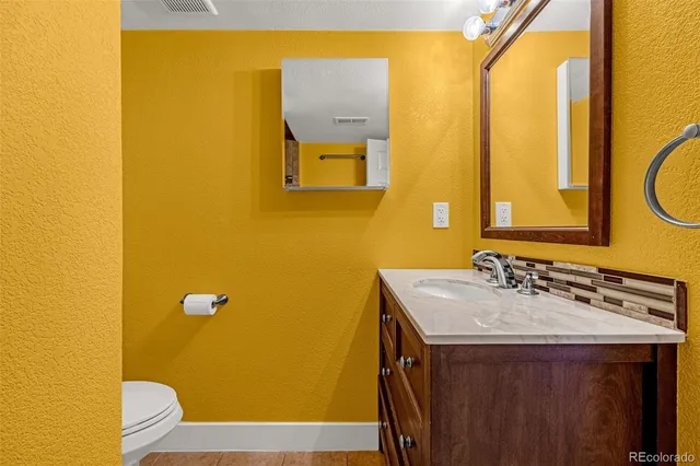 a view of a yard with a house