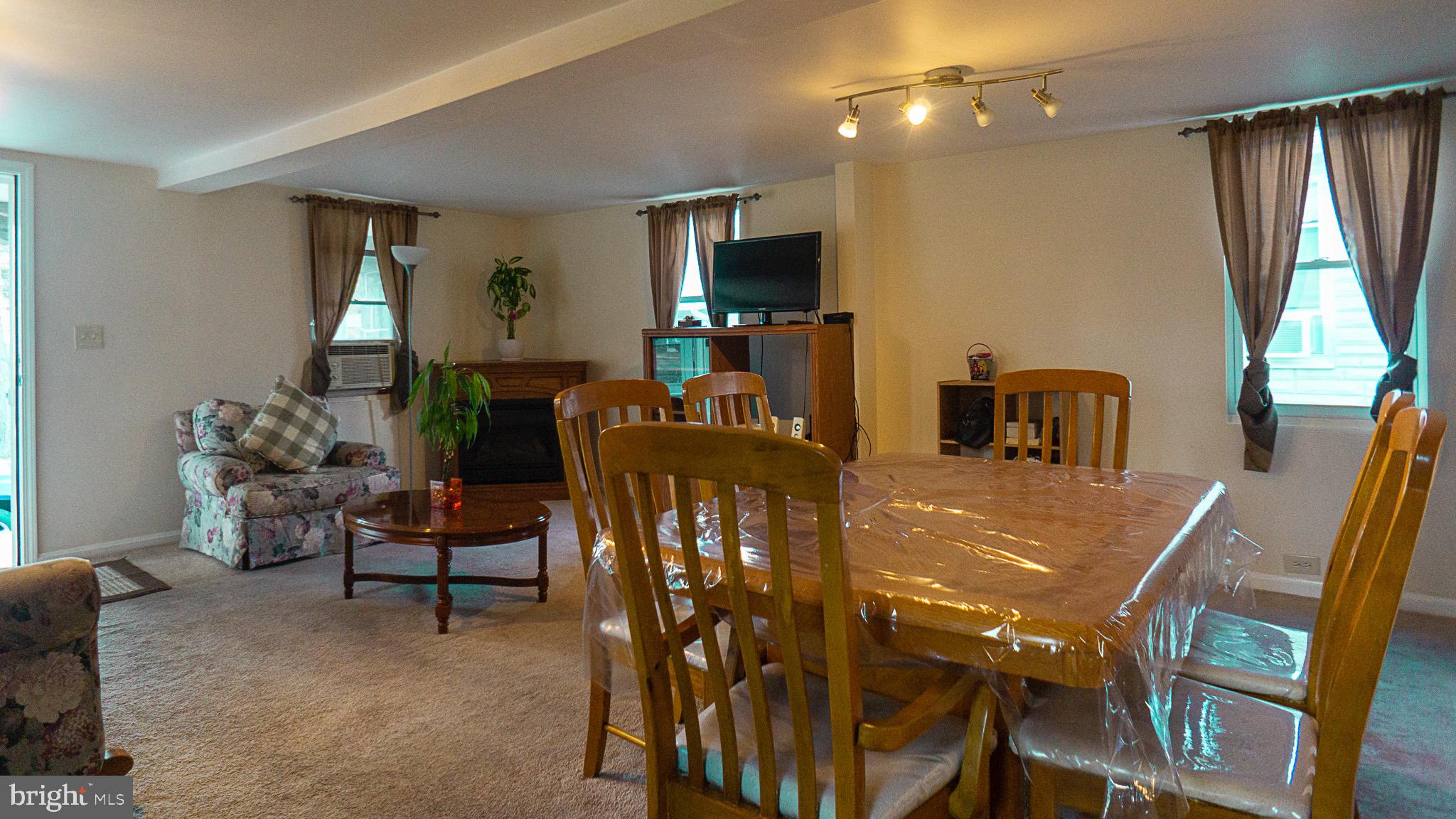1142 Commonwealth Boulevard Reading, PA 19607 - Photo 3 of 21 Living room