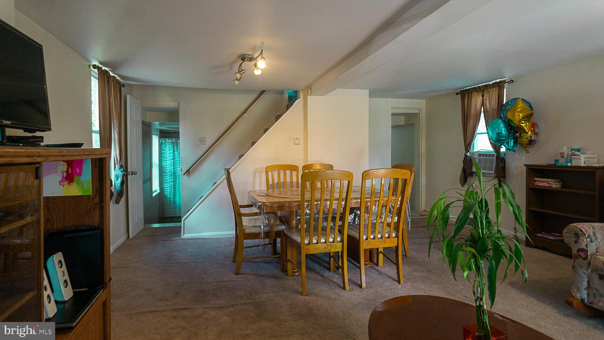 1142 Commonwealth Boulevard Reading, PA 19607 - Photo 4 of 21 Living room
