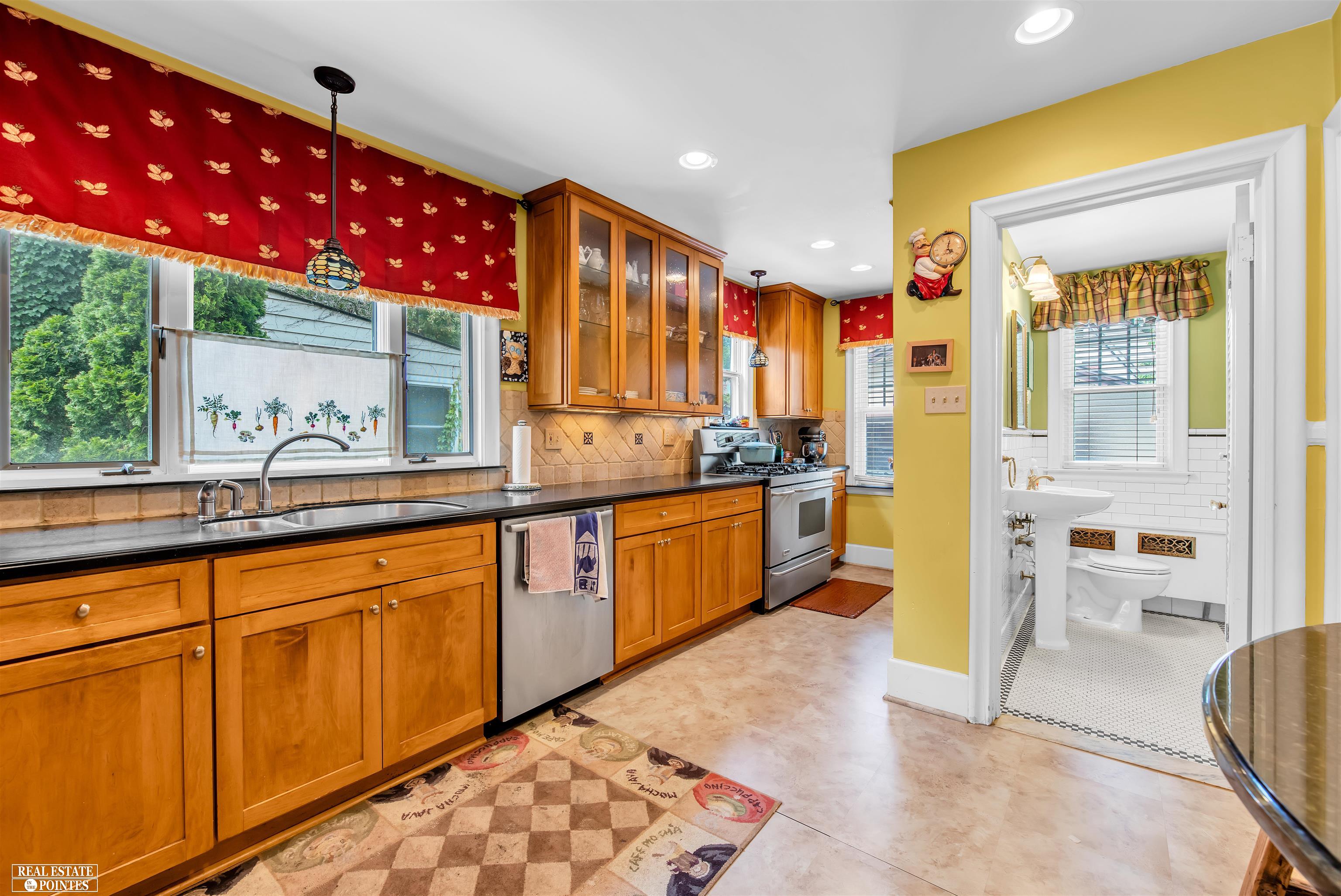 1346 Bishop Road Grosse Pointe Park, MI 48230 - Photo 9 of 31