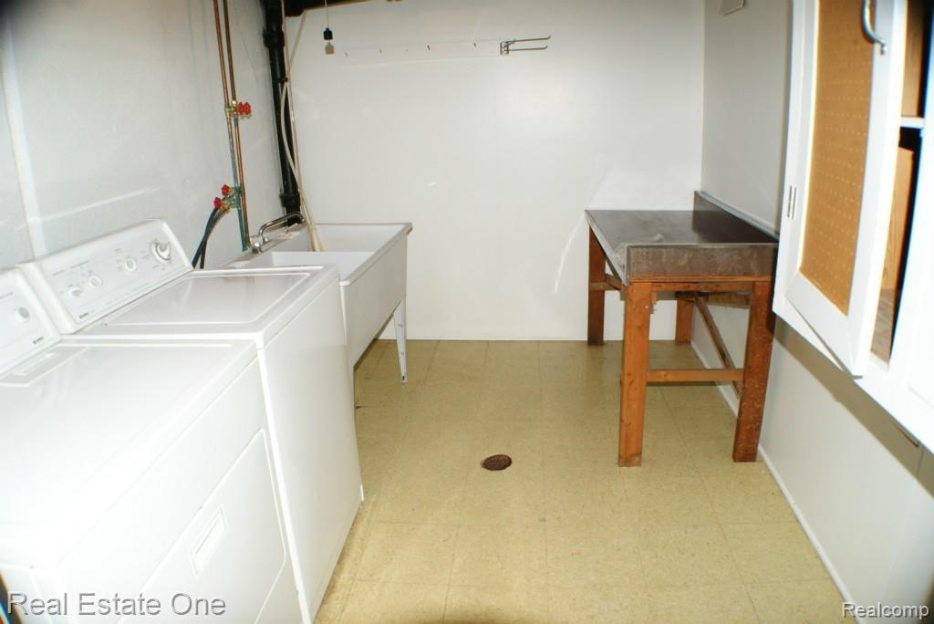 421 Rewold Drive Rochester, MI 48307 - Photo 24 of 27 Washer and Dryer remain