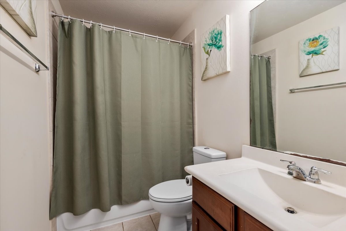 1827 Stieler Drive Houston, TX 77049 - Photo 26 of 39 Upstairs Bathroom 2