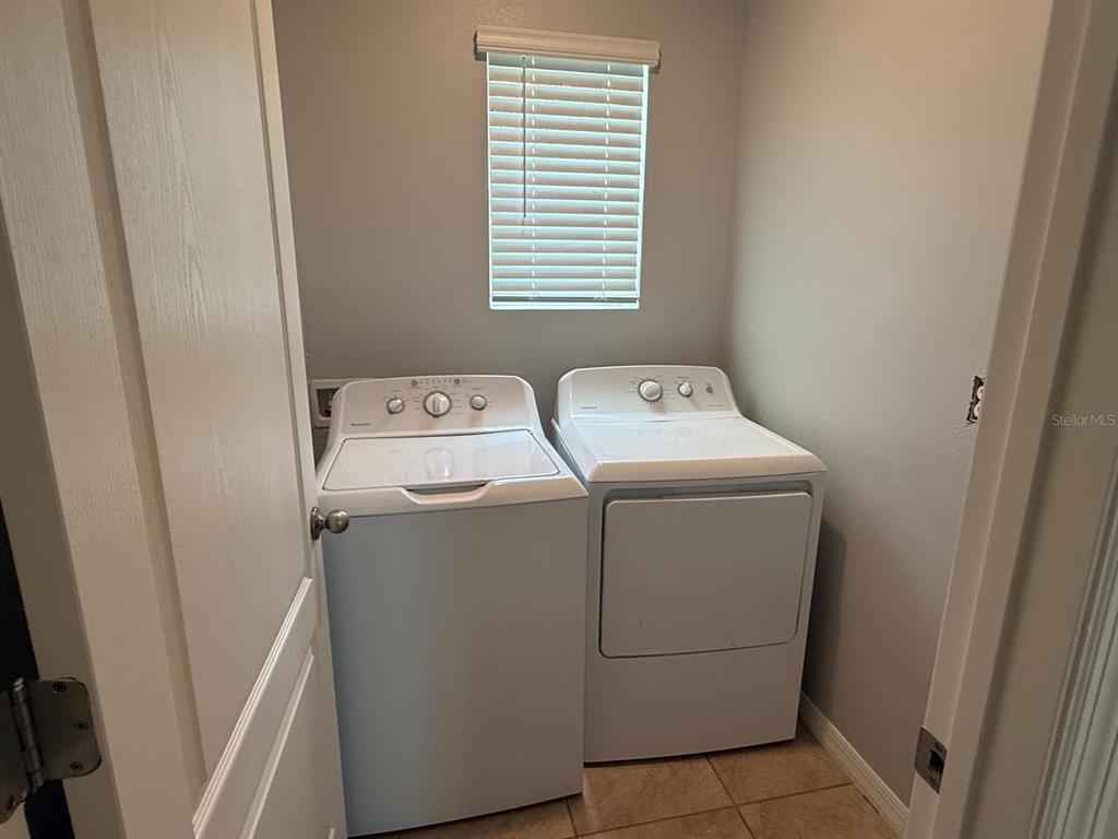 754 Chinoy Road Davenport, FL 33837 - Photo 22 of 26 a utility room with dryer and washer