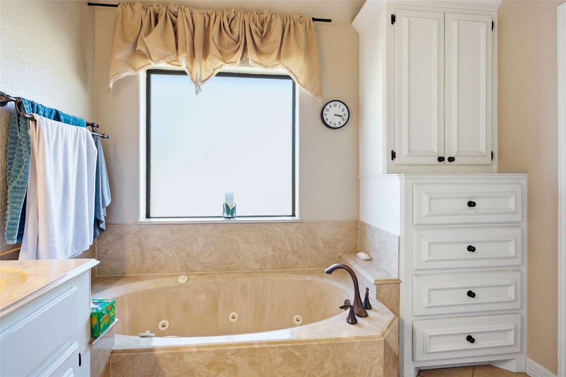 104 Hamilton Clute, TX 77531 - Photo 13 of 25 Primary bathroom