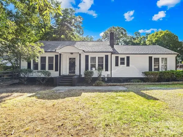 $2,300 | 227 North Magnolia Street, Mooresville, NC 28115