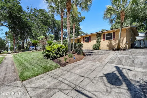 a view of a backyard