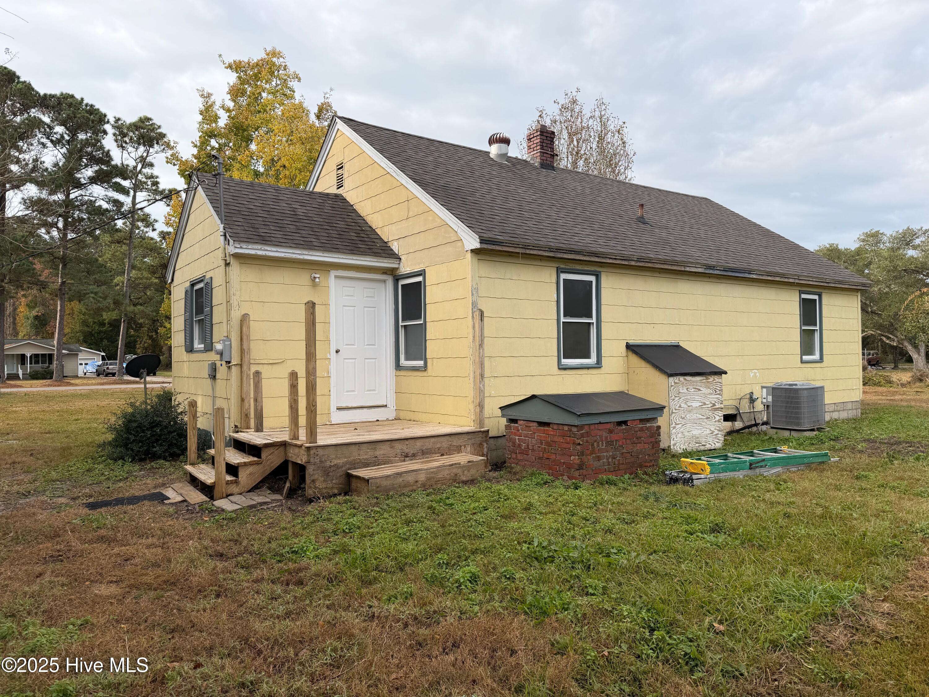 547 Pigott Road Gloucester, NC 28528 - Photo 16 of 18 Rear With water pump and water softener