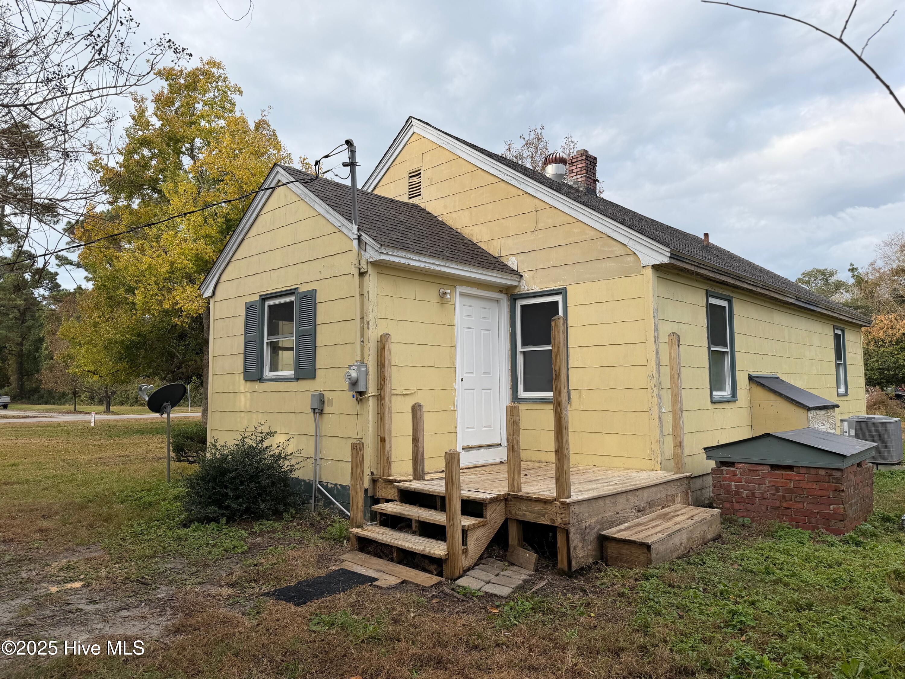 547 Pigott Road Gloucester, NC 28528 - Photo 4 of 18 Small rear deck