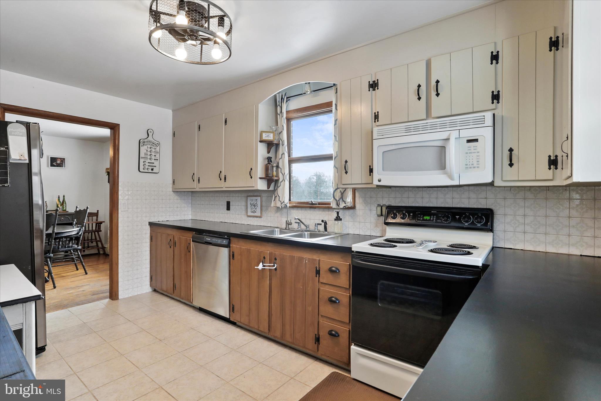 107 Shade Hollow Road Grantsville, MD 21536 - Photo 21 of 56 Range & Microwave Convey