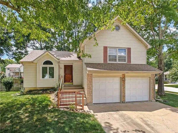 $340,000 | 1225 East 125th Street, Olathe, KS 66061