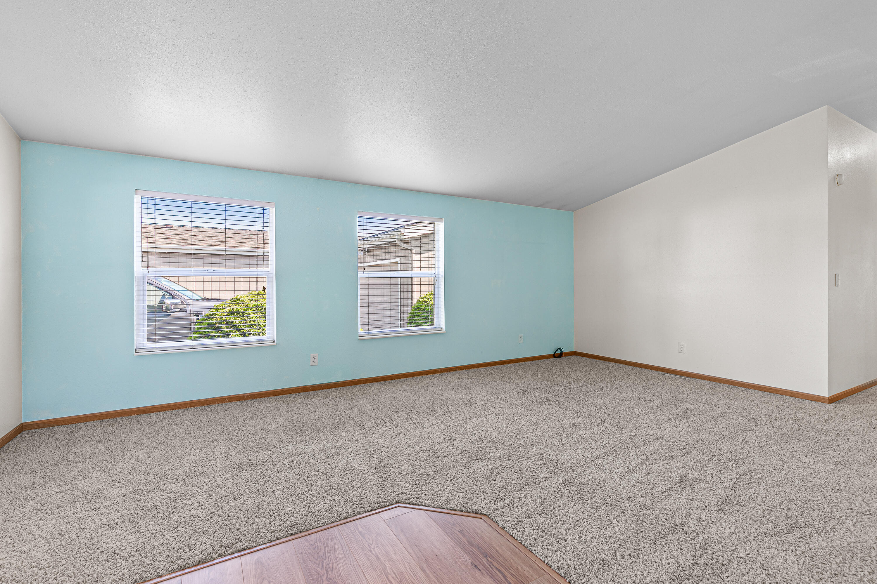 555 Freeman Road, Unit 251 Central Point, OR 97502 - Photo 5 of 30 Living Room