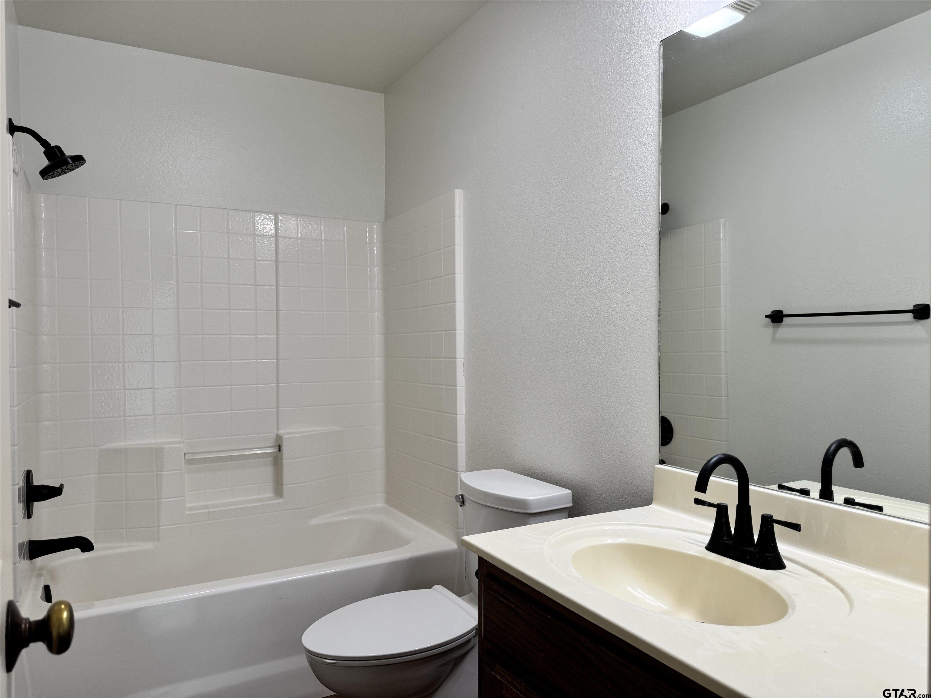 13343 Country Meadow Lane Lindale, TX 75771 - Photo 13 of 20 a bathroom with a sink a toilet and a bathtub