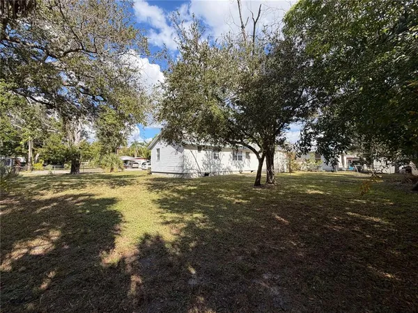a view of yard with trees