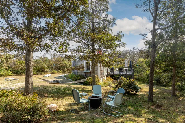 a view of a water fountain in the middle of a yard