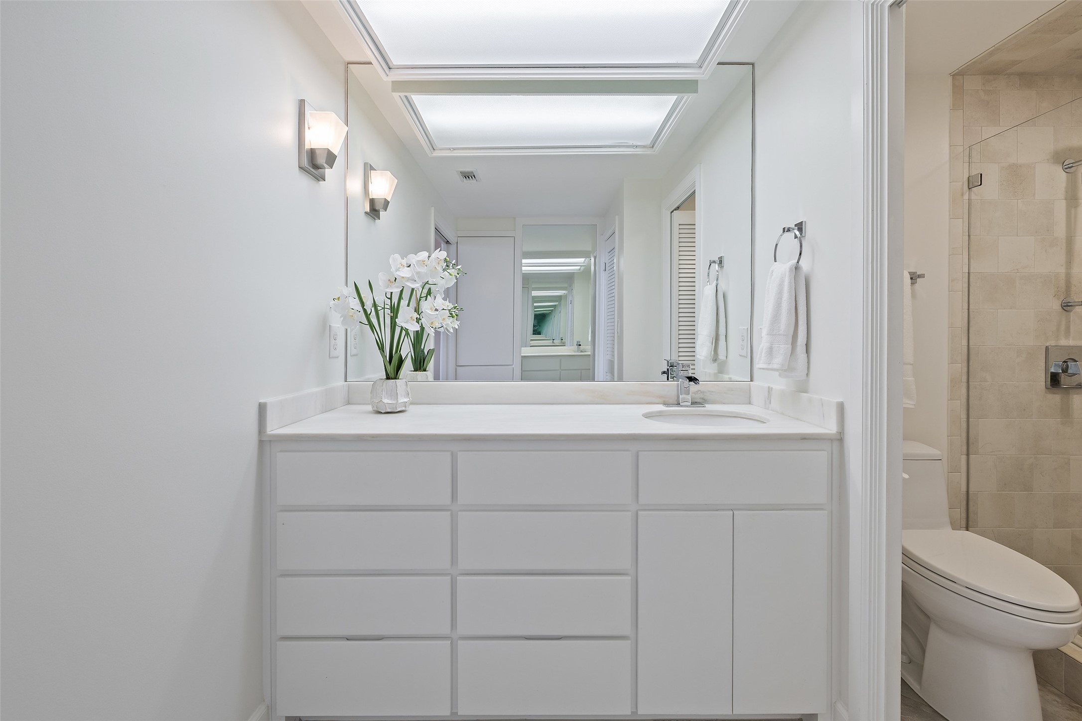 1801 Lavaca Street, Unit 13EF Austin, TX 78701 - Photo 30 of 40 Bathroom with tiled shower and vanity