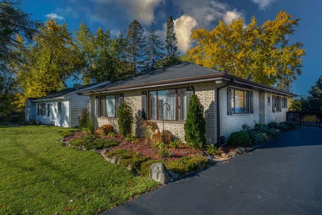 $365,000 | 104 Lakewood Drive, Antioch, IL 60002