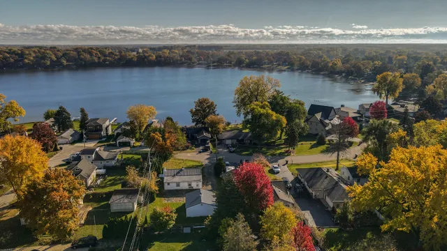 $365,000 | 104 Lakewood Drive, Antioch, IL 60002