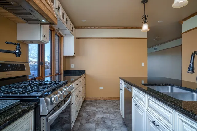 $365,000 | 104 Lakewood Drive, Antioch, IL 60002